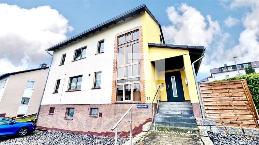 Umfangreich teilsaniertes Dreifamilienhaus mit Garage + PV Anlage und großem Garten - Frontansicht Titel